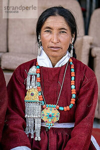 Ladakh  Indien  4. September 2018: Porträt einer älteren ethnischen indischen Frau in traditioneller Kleidung auf einem Fest in Ladakh. Illustrativer Leitartikel  Asien