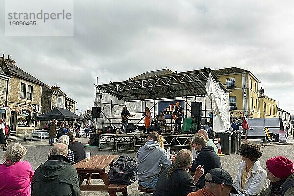 Bühne und Zuschauer im Stadtzentrum  traditionelles Lafrowda Festival 2023  St. Just in Penwith  Cornwall  England  Großbritannien  Europa