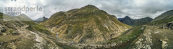 Panorama der Berge von Kaschmir an einem bewölkten Tag