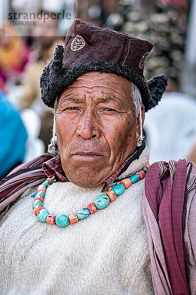 Ladakh  Indien  4. September 2018: Porträt eines älteren indischen Mannes in traditioneller Kleidung auf einem Fest in Ladakh. Illustrativer Leitartikel  Asien