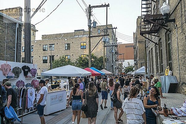 Markt  Straßenessen  Zusammenkunft  Freizeit  Abend  Spaß  im Exchange District  Winnipeg  Provinz Manitoba  Kanada  Nordamerika