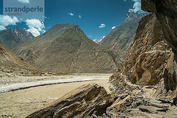 Gefährlicher Wanderweg in der Karakoram Bergkette in Pakistan