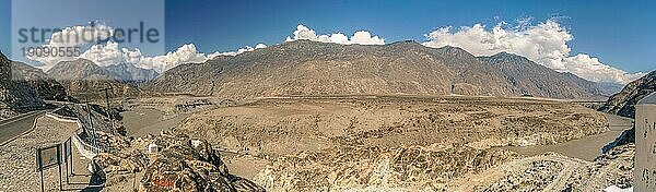 Zusammenfluss von Indus und Gilgit in Pakistan  wo die drei höchsten Gebirgszüge der Welt aufeinandertreffen: Himalaya  Karakorum und Hindukusch