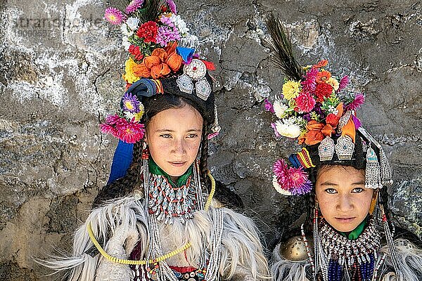 Ladakh  Indien  29. August 2018: Indigene Mädchen in traditionellen Kostümen in Ladakh  Indien. Illustrativer Leitartikel  Asien
