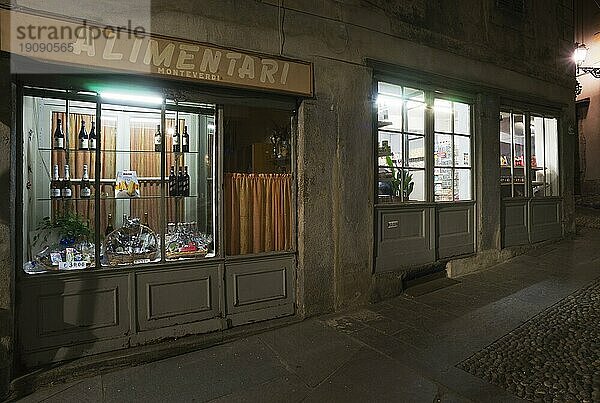 Ein alter Lebensmittelladen in Varallo. An old grocery store in Varallo  Piemeont  Italy  Europe