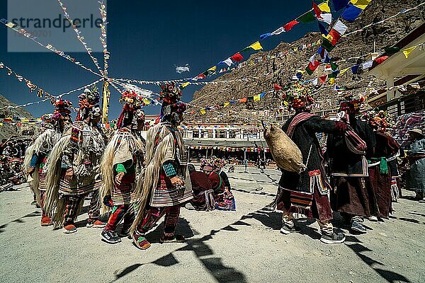 Ladakh  Indien  29. August 2018: Darsteller in traditionellen Kostümen spielen und tanzen in Ladakh  Indien. Illustrativer Leitartikel  Asien