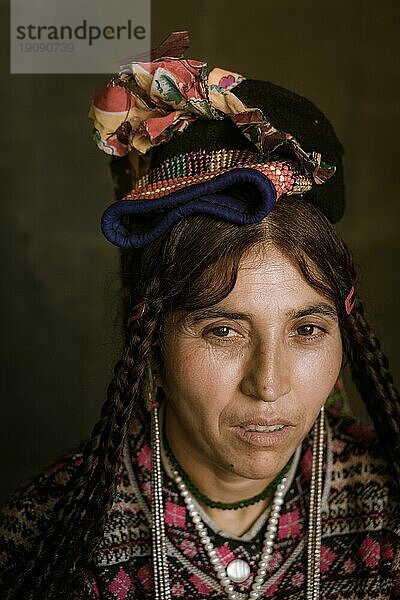 Ladakh  Indien  29. August 2018: Porträt einer einheimischen Frau mittleren Alters mit traditionellem Hut und Kleidung in Ladakh  Indien. Illustrativer Leitartikel  Asien