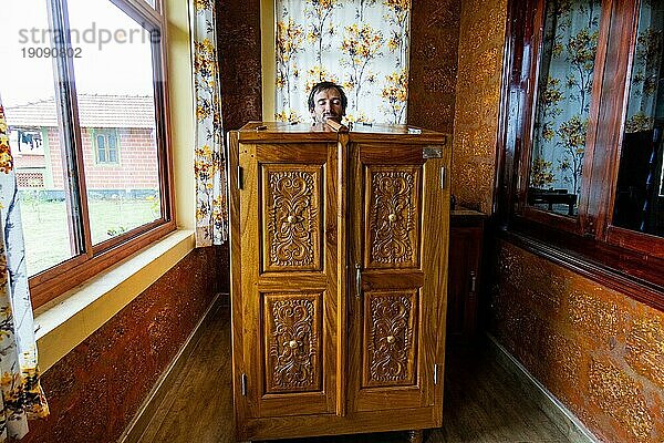 Junger Mann entspannt sich in einer indischen Sauna  die einem Kleiderschrank ähnelt