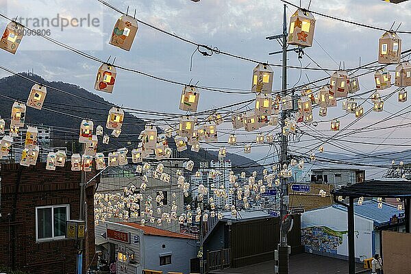 Leuchtende  handbemalte Lampions  Gamcheon Cultural Village  Busan  Provinz Gyeongsangnam-do