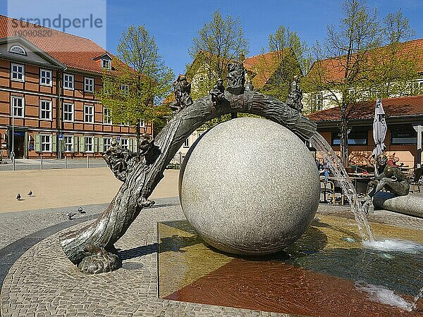 Brunnen am Nicolaiplatz  hinten Polizeirevier  Wernigerode  Harz  Sachsen-Anhalt  Deutschland  Europa