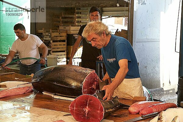 Fischverkäufer  schneidet riesigen Thunfisch in Scheiben  Märkte  unter freiem Himmel  Palermo  Hauptstadt  Sizilien  Italien  Europa