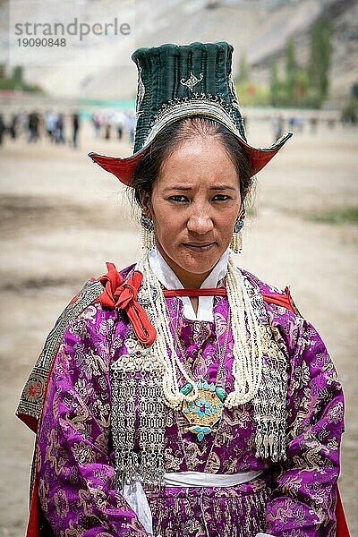 Ladakh  Indien  4. September 2018: Porträt einer ethnischen indischen Frau in traditioneller Kleidung auf einem Fest in Ladakh. Illustrativer Leitartikel  Asien