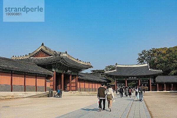 Touristen vor den Eingängen des Changgyeonggung Palace  Jongno-gu  Seoul