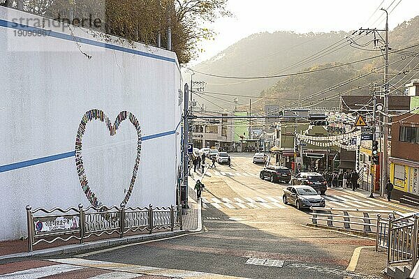 Street-Art an einer Straßenkreuzung  Gamcheon Cultural Village  Busan  Provinz Gyeongsangnam-do