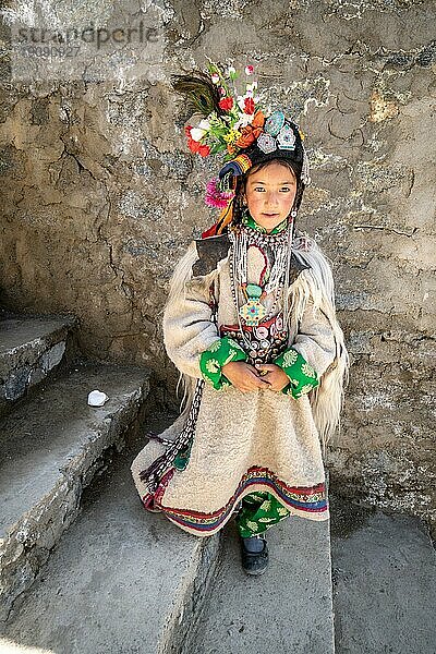 Ladakh  Indien  29. August 2018: Indigenes Mädchen in traditioneller Tracht in Ladakh  Indien. Illustrativer Leitartikel  Asien