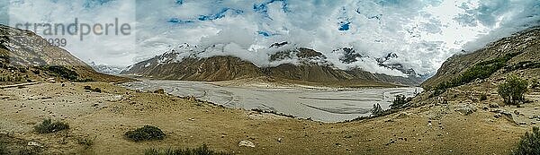 Panorama einer malerischen Landschaft im Karakoram Gebirge in Pakistan