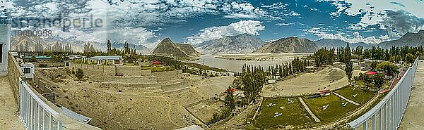 Wunderschönes Panorama von Skardu in Pakistan mit dem Fluss Indus und dem Karakoramgebirge