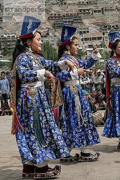 Ladakh  Indien  4. September 2018: Gruppe von Frauen in traditionellen Kostümen tanzen und singen auf einem Festival in Ladakh. Illustrativer Leitartikel  Asien