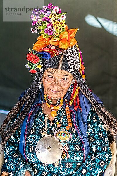 Ladakh  Indien  29. August 2018: Porträt einer alten einheimischen Frau mit traditioneller bunter Tracht in Ladakh  Indien. Illustrativer Leitartikel  Asien