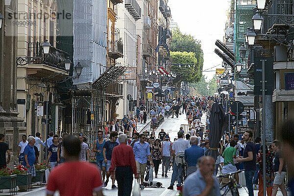 Belebte Fußgängerzone  Palermo  Hauptstadt  Sizilien  Italien  Europa