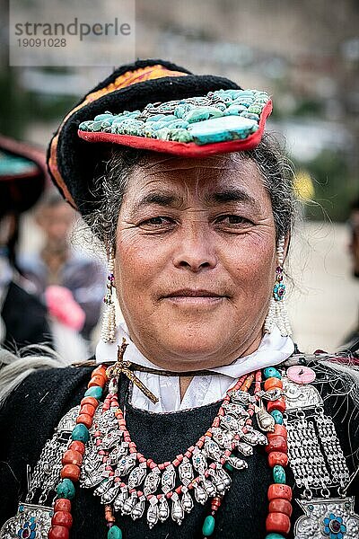 Ladakh  Indien  4. September 2018: Porträt einer älteren ethnischen indischen Frau in traditioneller Kleidung auf einem Fest in Ladakh. Illustrativer Leitartikel  Asien