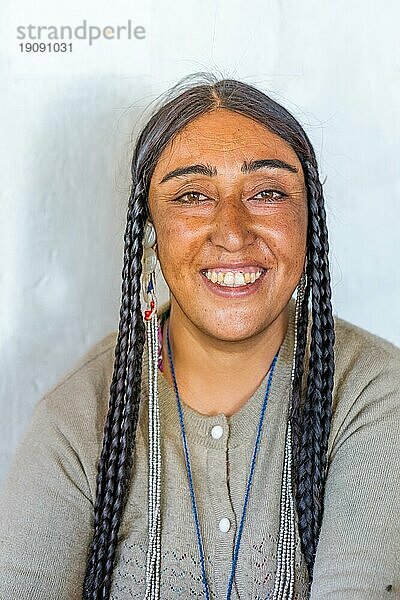 Ladakh  Indien  29. August 2018: Porträt einer einheimischen lächelnden jungen Frau in Ladakh  Indien. Illustrativer Leitartikel  Asien