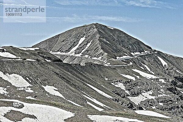 Foto mit reduzierte Dynamik Sättigung HDR von Gebirgspass Alpenpass alpine Bergstraße Alpenstraße Passstraße Pass Blick auf höchste asphaltierte Alpenstraße Ringstraße um Cime de la Bonette Col de la Bonette in Hochgebirge über Baumgrenze  Französische Alpen  Jausiers  Provence-Alpes-Cote d'Azur  Hautes-Alpes  Alpes-de-Haute-Provence  Frankreich  Europa