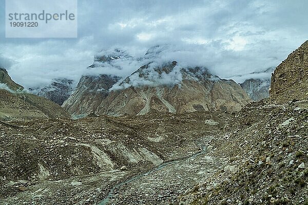 Baltoro Gletscher an einem bewölkten Tag in der Karakoram Bergkette in Pakistan