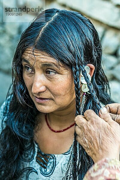 Ladakh  Indien  29. August 2018: Indigene ältere Frau in Ladakh  die sich für ein bevorstehendes Fest die Haare machen lässt. Illustrativer Leitartikel  Asien