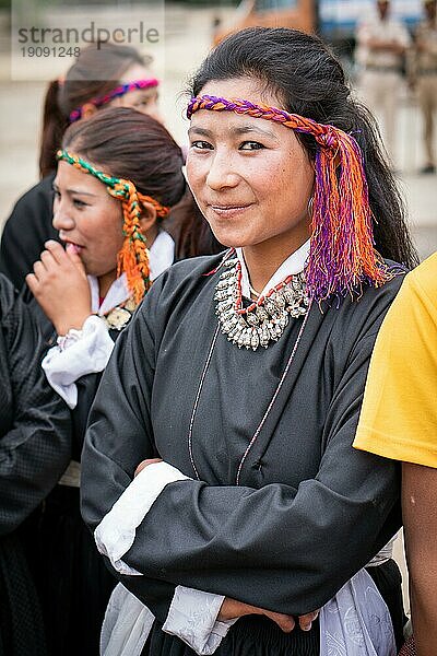 Ladakh  Indien  4. September 2018: Porträt einer jungen lächelnden indischen Frau in traditioneller Kleidung auf einem Fest in Ladakh. Illustratives Editorial  Asien