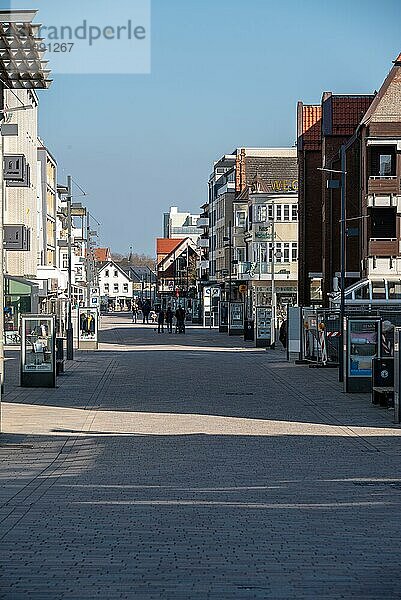 Menschen leeren Einkaufsmeile in Westerland 5. April 2020