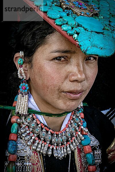 Ladakh  Indien  4. September 2018: Porträt einer jungen ethnischen indischen Frau in traditioneller Kleidung auf einem Fest in Ladakh. Illustrativer Leitartikel  Asien