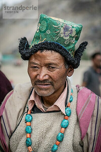 Ladakh  Indien  4. September 2018: Porträt eines alten indischen Mannes in traditioneller Kleidung auf einem Fest in Ladakh. Illustrativer Leitartikel  Asien