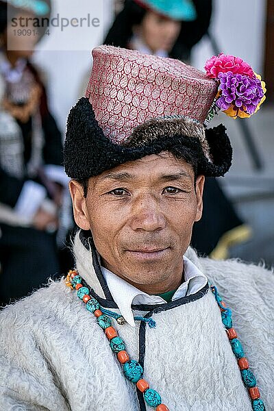 Ladakh  Indien  4. September 2018: Porträt eines ethnischen indischen Mannes in traditioneller Kleidung auf einem Fest in Ladakh. Illustrativer Leitartikel  Asien