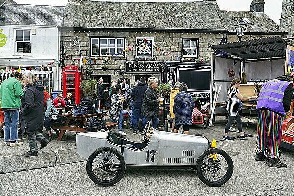 Traditionelle Seifenkiste vor Menschenmenge im Stadtzentrum  Lafrowda Festival 2023  St. Just in Penwith  Cornwall  England  Großbritannien  Europa