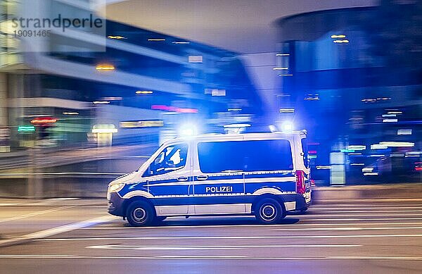 Polizeifahrzeug mit Blaulicht bei Nacht vor urbaner Umgebung  Einsatzfahrt  Mitzieher  Stuttgart  Baden-Württemberg  Deutschland  Europa