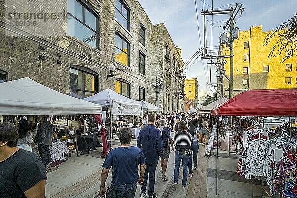 Markt  Straßenessen  Zusammenkunft  Freizeit  Abend  Spaß  im Exchange District  Winnipeg  Provinz Manitoba  Kanada  Nordamerika