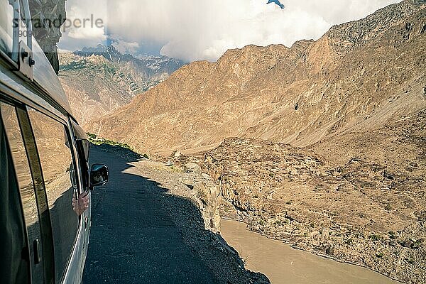Fahren auf gefährlichen Bergstraßen in Pakistan am Rande der Klippen
