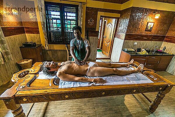Karnataka  Indien  20. August 2018: Junger Mann bei einer Körpermassage in einem indischen Spa. Illustrativer Leitartikel  Asien