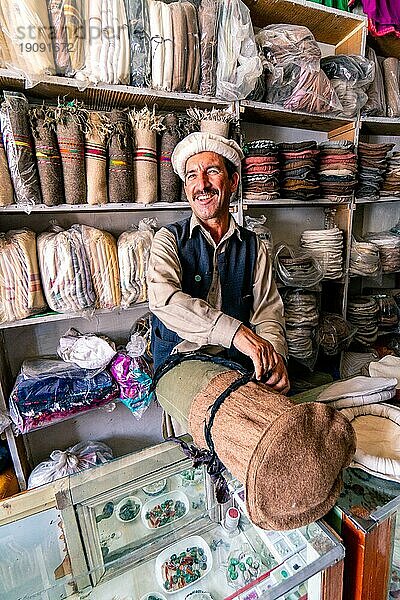 Skardu  Pakistan  19. Juli 2018: Mann in Pakistan  der traditionelle Hüte herstellt. Illustrativer Leitartikel  Asien