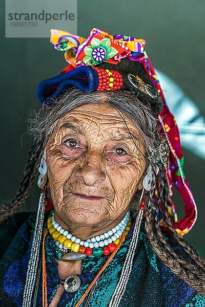 Ladakh  Indien  29. August 2018: Porträt einer alten einheimischen Frau mit traditionellem bunten Hut in Ladakh  Indien. Illustrativer Leitartikel  Asien