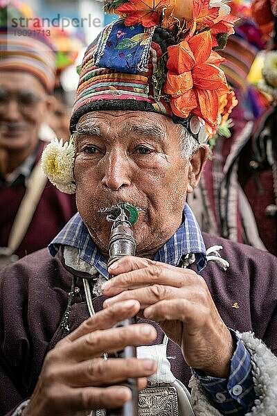 Ladakh  Indien  4. September 2018: Einheimischer Mann mit traditionellem Hut spielt auf einer Flöte während eines Festivals in Ladakh. Illustrativer Leitartikel  Asien