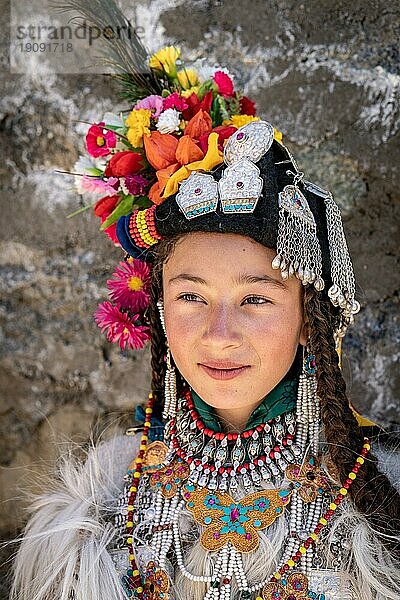 Ladakh  Indien  29. August 2018: Porträt eines einheimischen Mädchens in traditioneller Tracht in Ladakh  Indien. Illustrativer Leitartikel  Asien