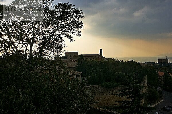 Eine Silhouette in der Stadt Volterra