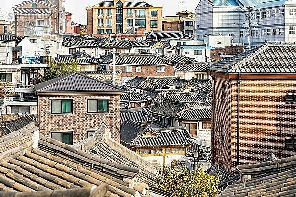 Dächer von alten traditionellen Häusern  Bukchon Hanok Village  Jongno-gu  Seoul