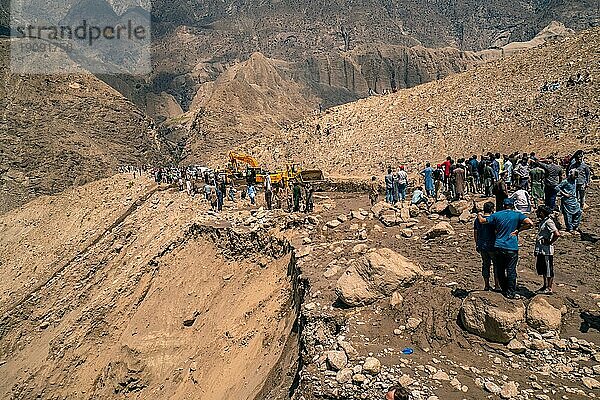 Karakoram Highway  Pakistan  19. Juli 2018: Wartende Menschen nach einem Erdrutsch  der eine gefährliche Straße in den Karakoram Bergen in Pakistan zerstört hat. Illustrativer Leitartikel  Asien