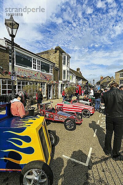 Traditionelle bunte Seifenkisten  Menschenmenge im Stadtzentrum  Lafrowda Festival  St. Just in Penwith  Cornwall  England  Großbritannien  Europa