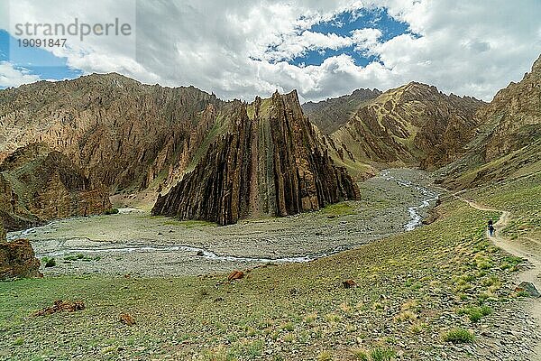 Atemberaubendes Panorama des malerischen Markha Tals im alten buddhistischen Königreich Ladakh in Indien. Beliebtes Touristenziel und Wanderroute