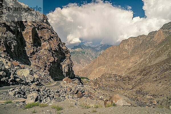 Gefährliche Bergstraße in Pakistan auf dem Karakoram Highway