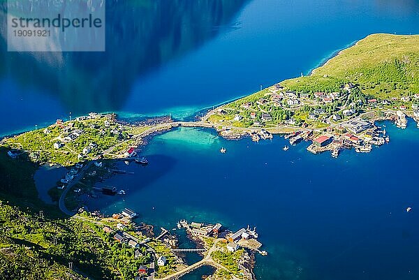 Luftaufnahme der Küste der Lofoten mit Häusern der Ureinwohner und dem umgebenden Meer in der Nähe des Berges Reinebringen in Norwegen